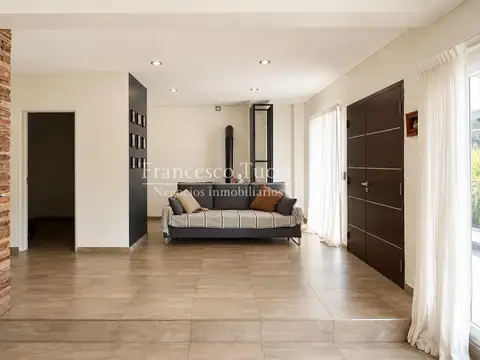 Casa en Venta con 3 cocheras