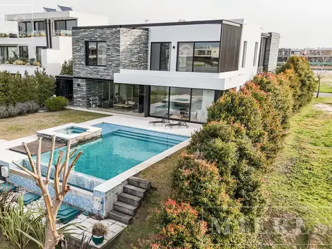 Casa en venta amoblada y equipada al lago Barrio Costas Puertos