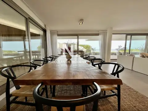Vende apartamento de 4 dormitorios en Manantiales frente al mar.