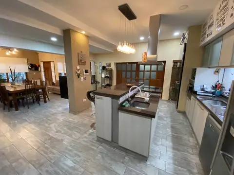 Casa 7 ambientes con 2 baños