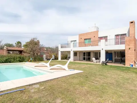 Casa en Venta con 2 cocheras