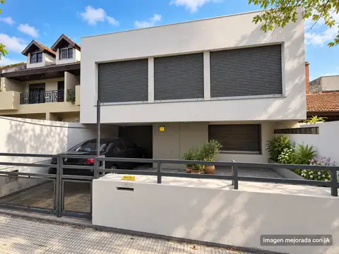 Casa 6 ambientes con cochera,  jardin de frente y contrafrentes y fondo libre de 20m2
