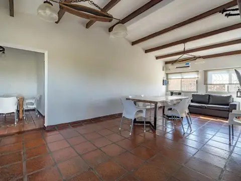 Casa 9 ambientes con 2 baños
