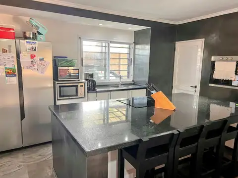 Casa en Venta con 3 cocheras