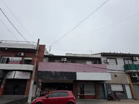 Dos locales y 3 departamento sobre Lacarra. Ideal inversor!