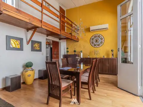 Casa 8 ambientes con 2 baños