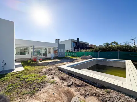 Venta casa 4 ambientes a estrenar con jardín y piscina en Prados del Oeste 1.