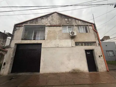 Galpón con vivienda en excelente estado desarrollado en dos plantas en Bernal, Oportunidad!