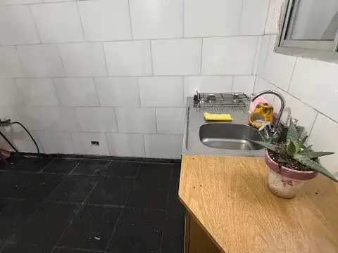 Galpón con vivienda en excelente estado desarrollado en dos plantas en Bernal, Oportunidad!