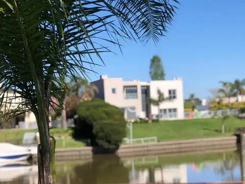 Casa 5 ambientes con 4 baños