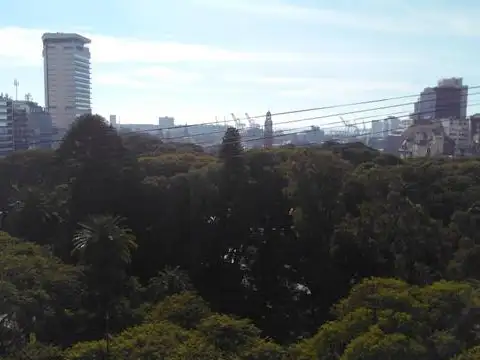 Gran oficina de 3 despachos frente a Plaza San Martín. Imperdible.
