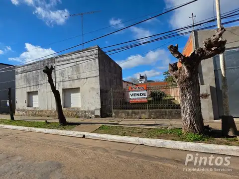 Casa a reciclar a 150 mts de Plaza Principal, pleno centro comercial de SAN JOSE. ENTRE RIOS.