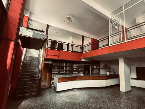 Local en VENTA- Junín esquina Viamonte, zona Facultad de Medicina