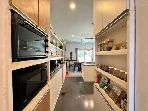 Alquiler - Casa de cuatro dormitorios amoblada con parrillero y pileta. Fisherton, San Eduardo