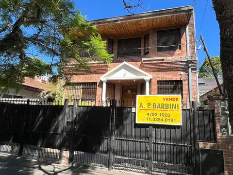 Martínez: Chalet de 4 Plantas. 4 Amplios Dormi, Jardín con Piscina, Garaje Para 3 Autos y Playroom.