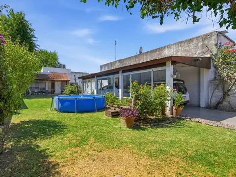 Casa 5 ambientes en venta en Burzaco con jardín