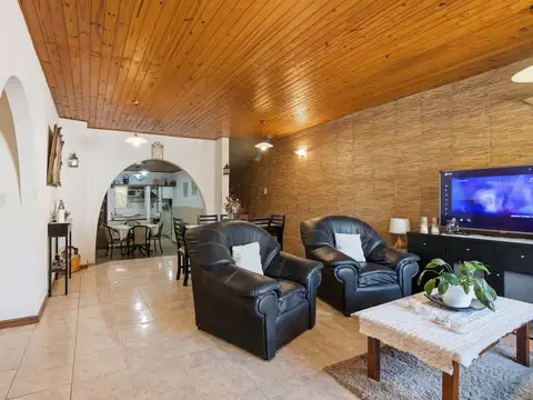 Casa 5 ambientes con 2 baños