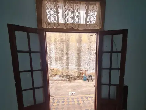 Casa a reciclar con jardin al frente y tres patios