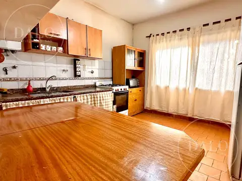 Casa con local al frente sobre Av Donato Alvarez en Bernal Oeste