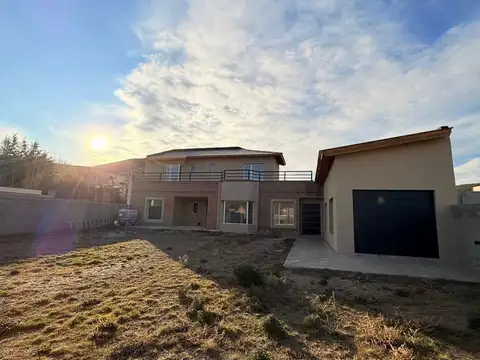 CASA 3 DORMITORIOS A ESTRENAR BARRIO ARENALES