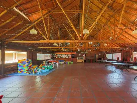 Predio de 1.962 m² con salón de eventos habilitado, quincho, taller y amplios espacios verdes