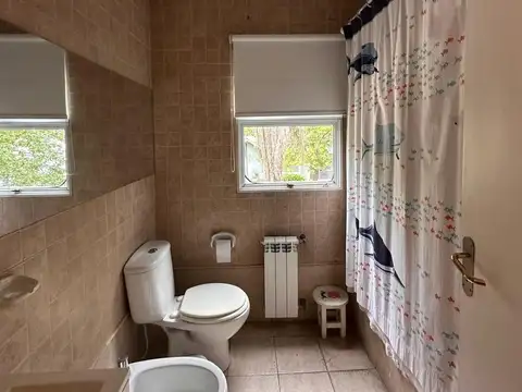 Casa 6 ambientes con 2 baños