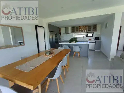 Casa 4 ambientes con 2 baños