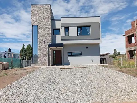 Hermosa Casa en  Solares del Este
