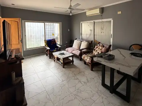 Casa 6 ambientes con 2 baños