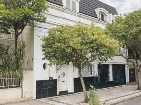 Casa 4 Dormitorios – Zona Plaza Jewell – Frente Club Plaza – Parrillero y Quincho