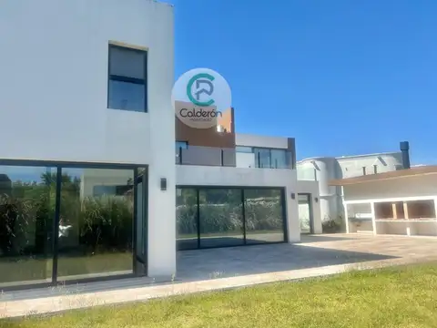 Casa 7 ambientes con 8 baños