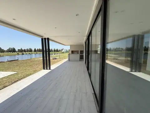 Casa 5 ambientes con 2 baños