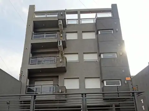 Piso completo en alquiler, con cochera y terraza en Tapiales.
