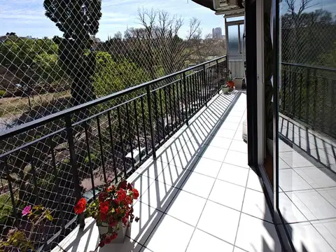 EXCELENTE 3 AMBIENTES AL FRENTE CON BALCÓN -  VISTA A LA PLAZA IRLANDA - COCHERA FIJA CUBIERTA - BAULERA - DOBLE ENTRADA - COCINA COMEDOR DIARIO - BAÑO Y TOILETTE -