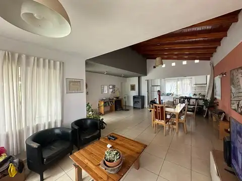 Casa 14 ambientes con 3 baños