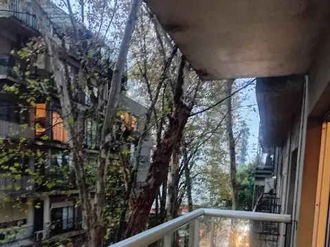 2 amb. al frente con balcón. Todo eléctrico. 2 aires. Vestidor. Laundry. Apto profesional.