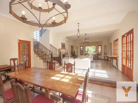 Casa en venta - 4 Dormitorios 5 Baños - Cocheras - 3.046Mts2 - City bell