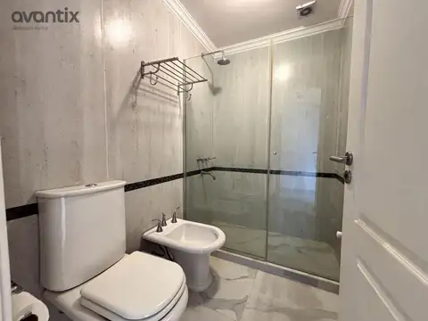 Casa de categoría con 5 dormitorios, pileta y local comercial en pleno centro de Rafaela