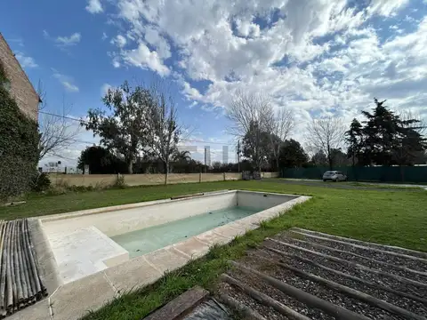 Venta | Casa de 2 Dormitorios + comodín con amplio jardín y pileta en El Amanecer, Piñero