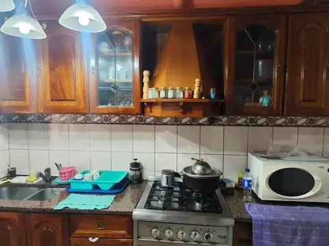 VENTA CASA 4 AMB CON LOCAL Y COCHERA QUILMES OESTE