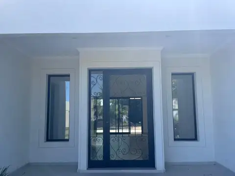 Casa 5 ambientes con 4 baños