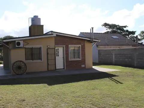 Casa en venta - 2 Dormitorios 2 Baños - Villa Gesell