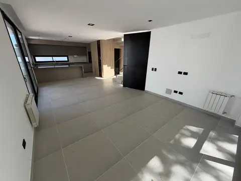 Casa 4 ambientes con 3 baños