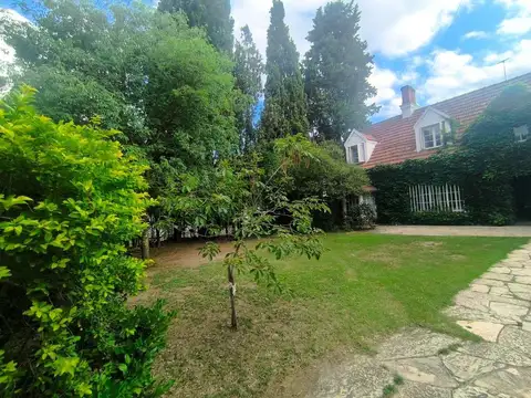 Casa 8 ambientes con 5 baños