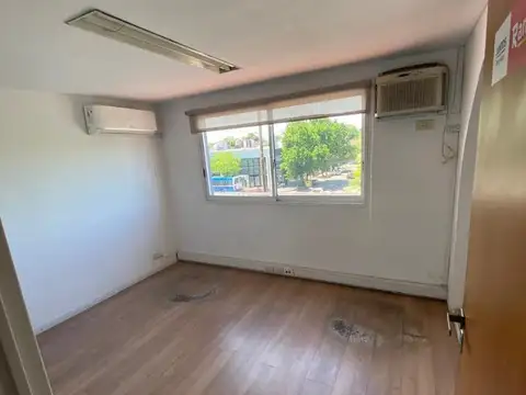 Oficina 7 ambientes con 2 baños
