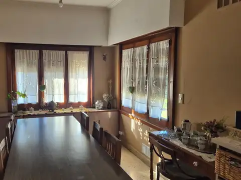 Casa 8 ambientes con 3 baños