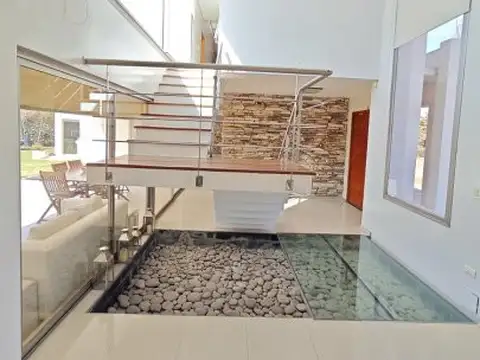 Casa 6 ambientes con 4 baños
