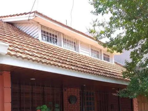 Casa  en venta - 2 dormitorios 2 baños - 190mts2 - Bernal