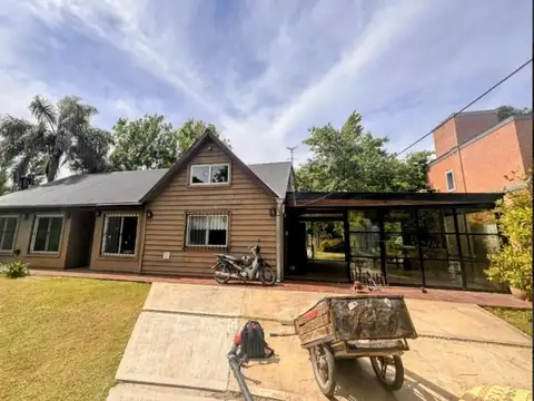 Casa en venta - 5 Dormitorios 4 Baños - Ituzaingó