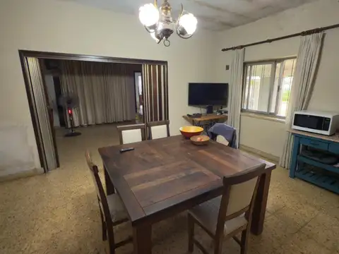 Venta casa de 2 dormitorios con amplio jardín parquizado, barrio Los Naranjos Granadero Baigorria